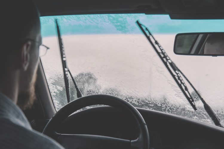 Jak zadbać zimą o szyby swojego samochodu? praktyczne