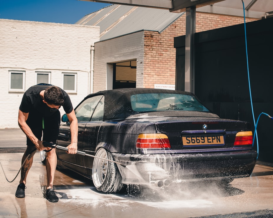 Jak dokładnie i bezpiecznie myć samochód na myjni
