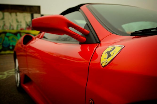 czerwone Ferrari w zbliżeniu