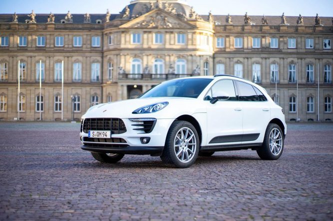 Porsche Macan na placu