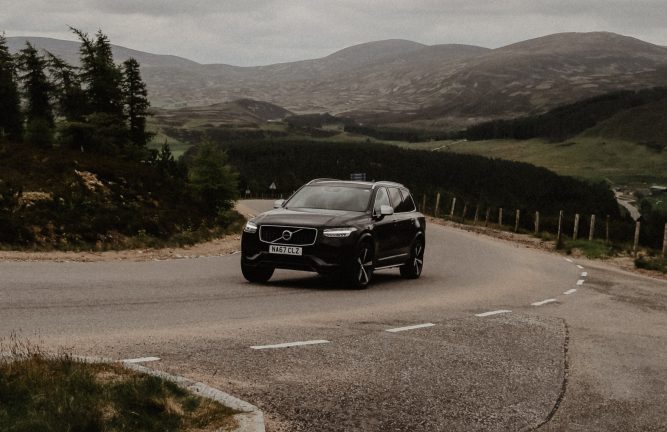 czarne volvo XC40 na drodze