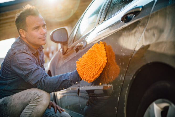Mężczyzna myje samochód