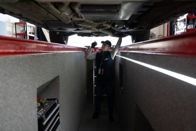 Biały dym z wydechu – co oznacza?