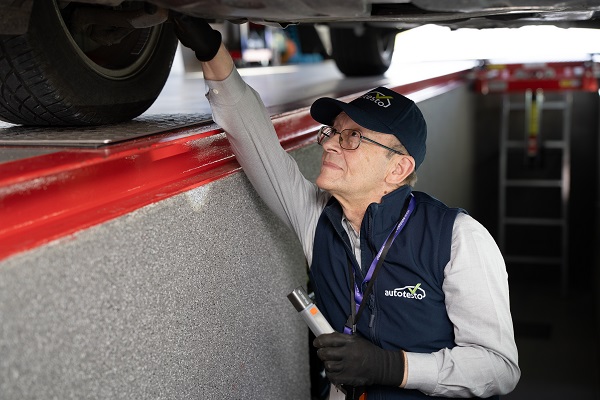 Jak zmierzyć rozstaw śrub w feldze?